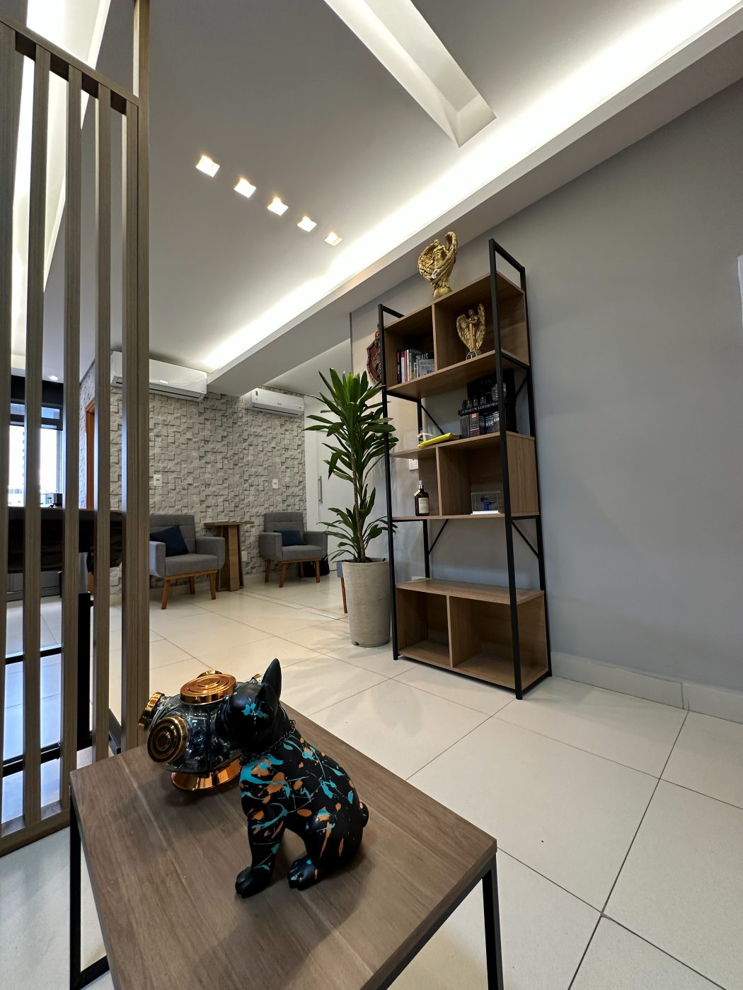 Sala de espera com poltronas e decoração