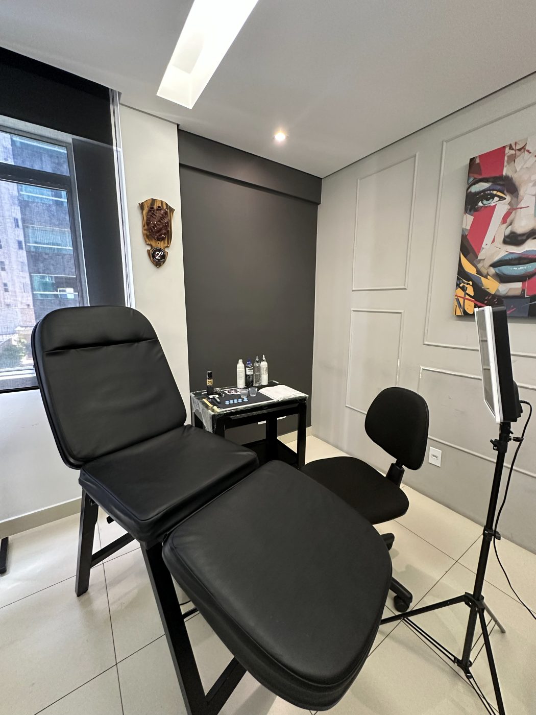 Sala de tatuagem do estúdio Carmanini com maca e equipamentos